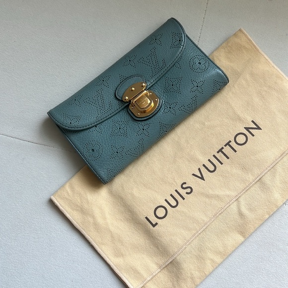 Authentic LV Mahina Amelia Wallet, EMERGENCY SALE. PRICE FIRM - Picture 3 of 17